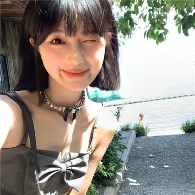 穿风信子蓝的少女